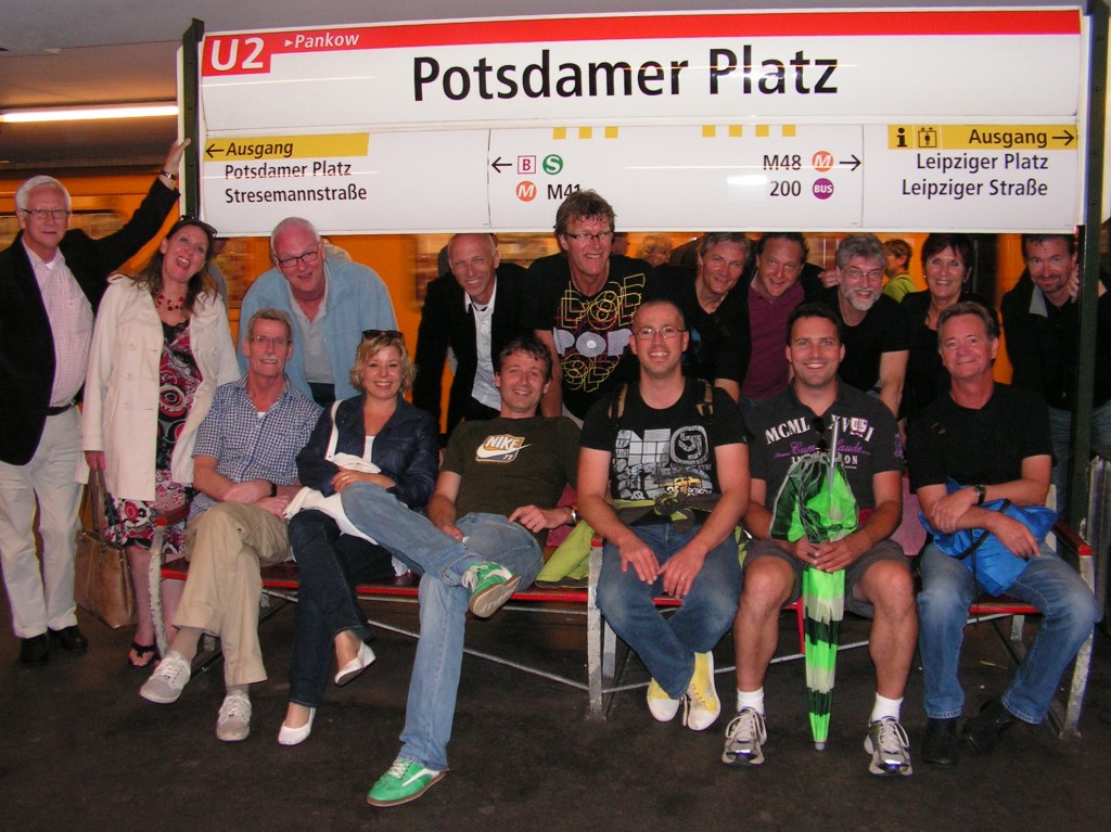 Groepsfoto in Metrostation Potsdamer Platz